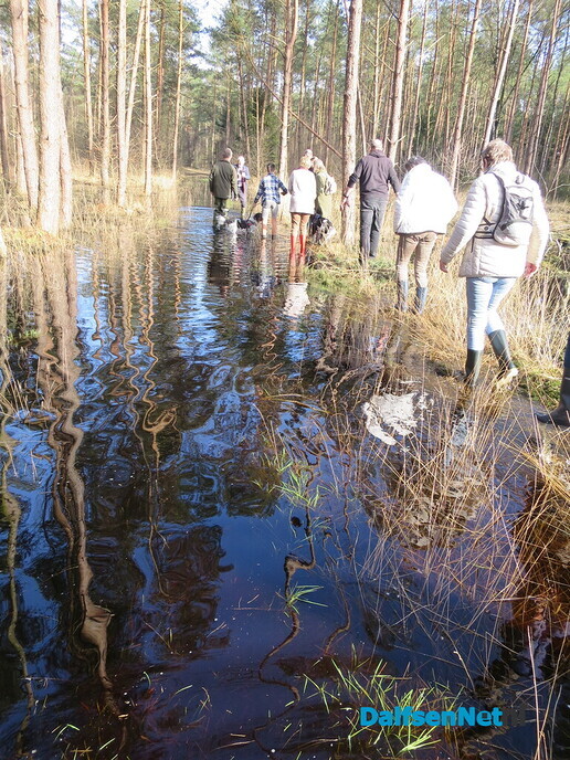 (Natte) Laarzen wandeling heel groot succes - Foto: Wim