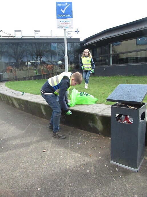 Kee met een prikstok op pad - Foto: Ingezonden foto