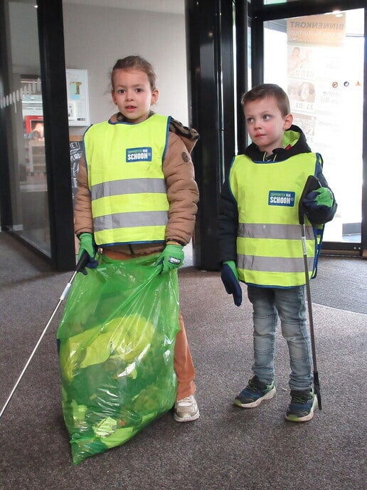 Kee met een prikstok op pad - Foto: Ingezonden foto