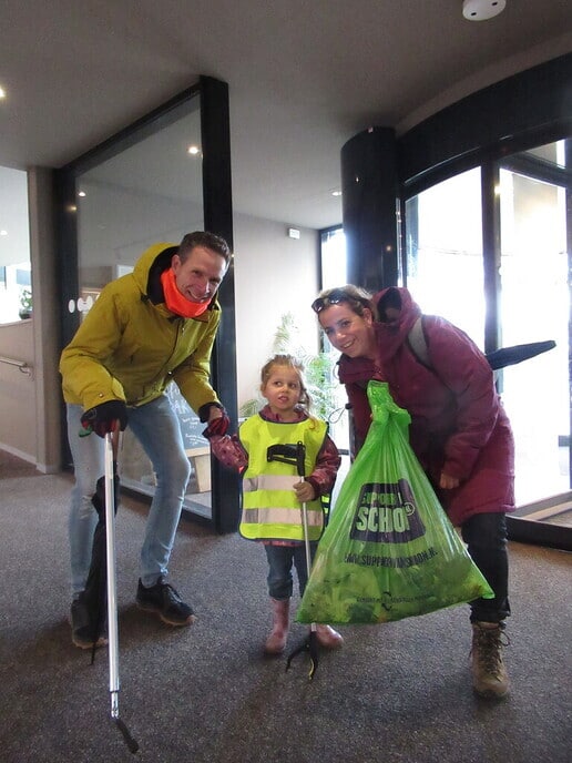 Kee met een prikstok op pad - Foto: Ingezonden foto