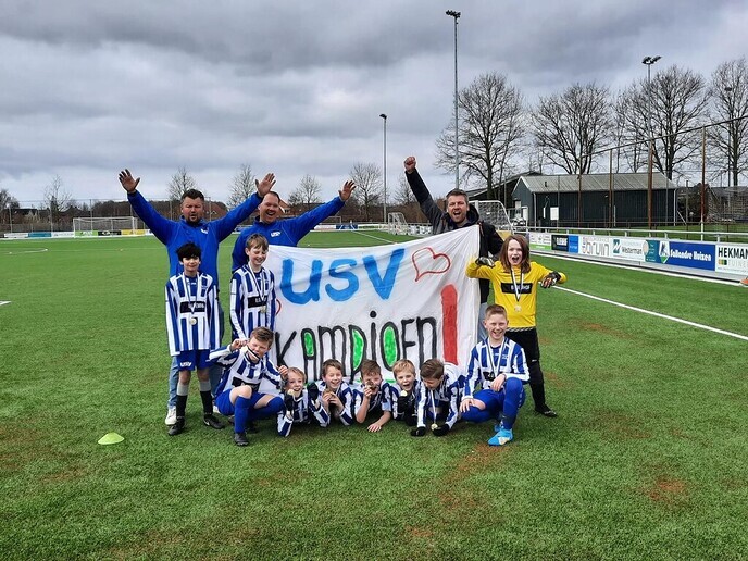Optocht aan kampioenen bij USV - Foto: Ingezonden foto