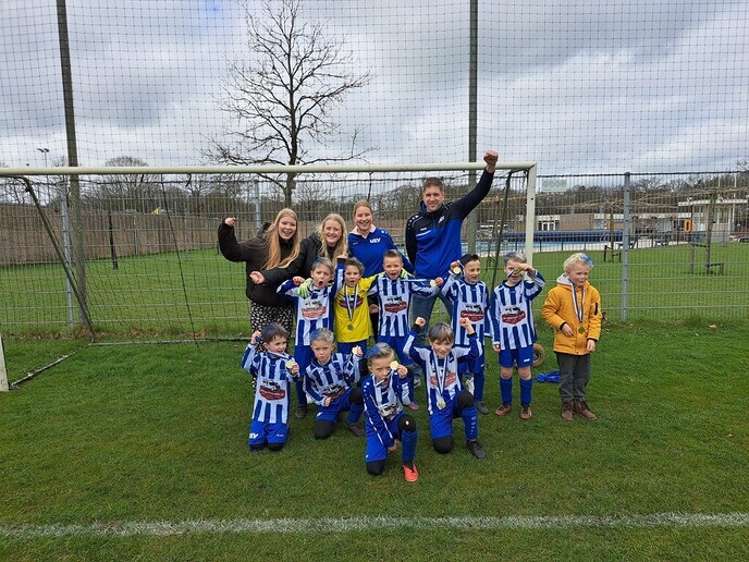 Optocht aan kampioenen bij USV - Foto: Ingezonden foto