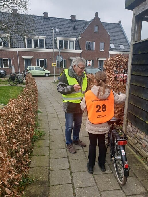 Henk Brandwacht (90) nog volop meedraaien verkeersexamen - Foto: Ingezonden foto
