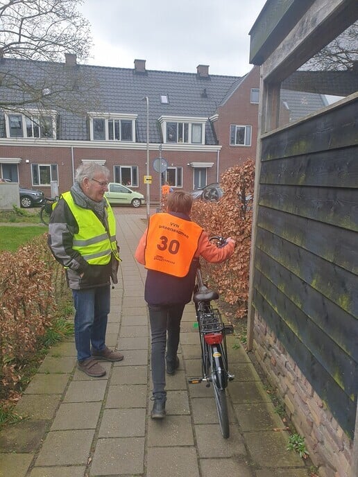 Henk Brandwacht (90) nog volop meedraaien verkeersexamen - Foto: Ingezonden foto