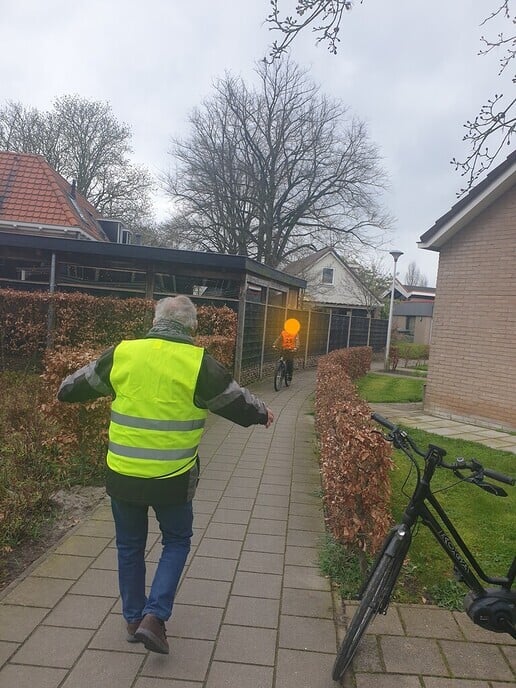 Henk Brandwacht (90) nog volop meedraaien verkeersexamen - Foto: Ingezonden foto