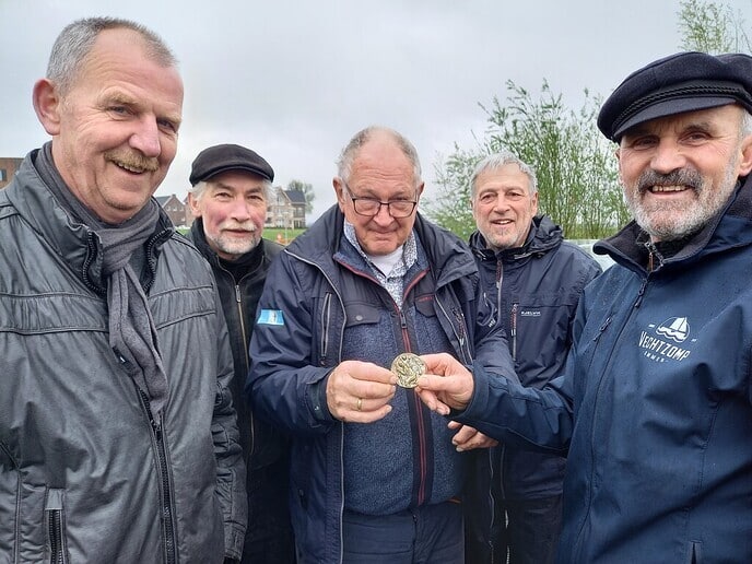  Overdracht ‘gelukspenning’ van Dalfsen aan Ommen - Foto: Ingezonden foto