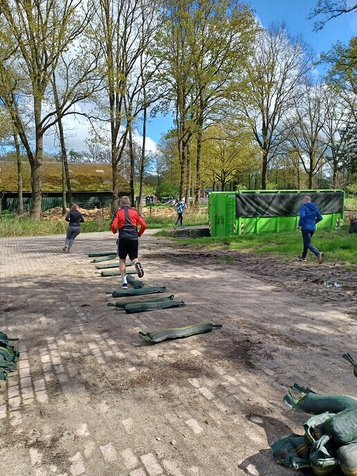 Trainingsgroep klaar voor De Dalfser Obstakelloop van 28 april - Foto: Ingezonden foto