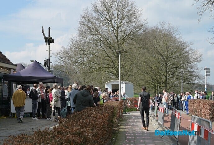 Hilarische taferelen bij het Oude Station - Foto: Johan Bokma