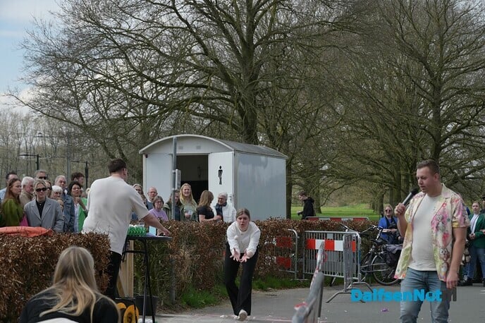 Hilarische taferelen bij het Oude Station - Foto: Johan Bokma