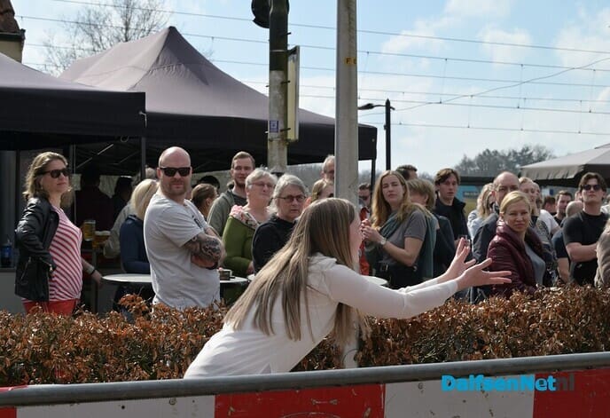 Hilarische taferelen bij het Oude Station - Foto: Johan Bokma