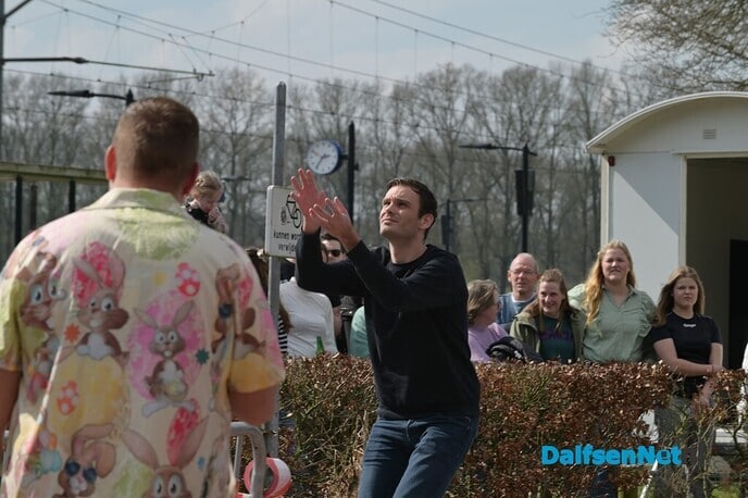 Hilarische taferelen bij het Oude Station - Foto: Johan Bokma