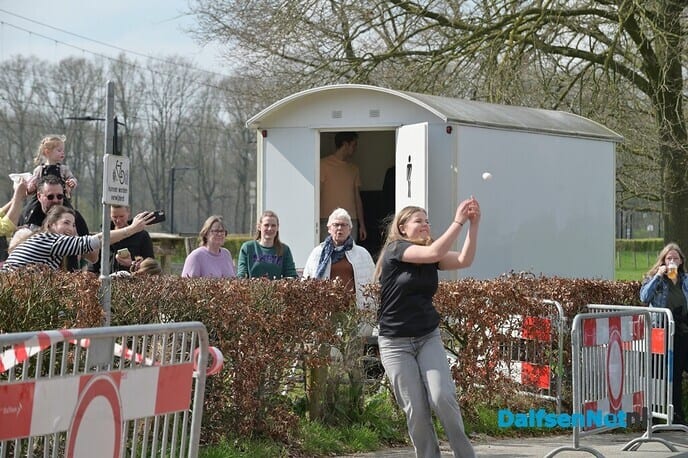 Hilarische taferelen bij het Oude Station - Foto: Johan Bokma
