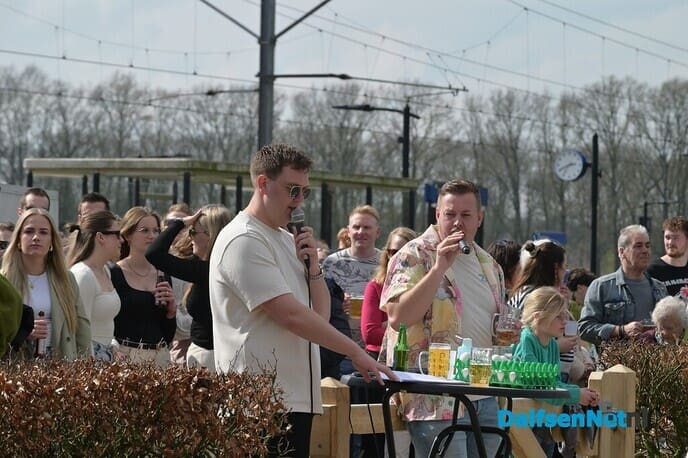 Hilarische taferelen bij het Oude Station - Foto: Johan Bokma