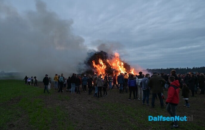 Paasvuur in Hoonhorst & Paasvuur Ankum - Foto: Johan Bokma