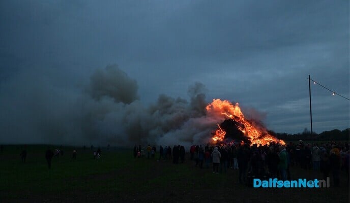 Paasvuur in Hoonhorst & Paasvuur Ankum - Foto: Johan Bokma