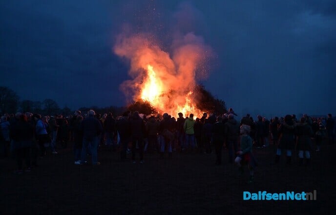 Paasvuur in Hoonhorst & Paasvuur Ankum - Foto: Johan Bokma