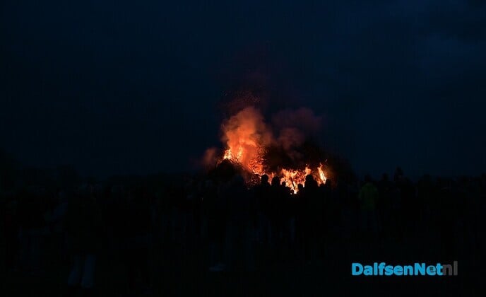 Paasvuur in Hoonhorst & Paasvuur Ankum - Foto: Johan Bokma
