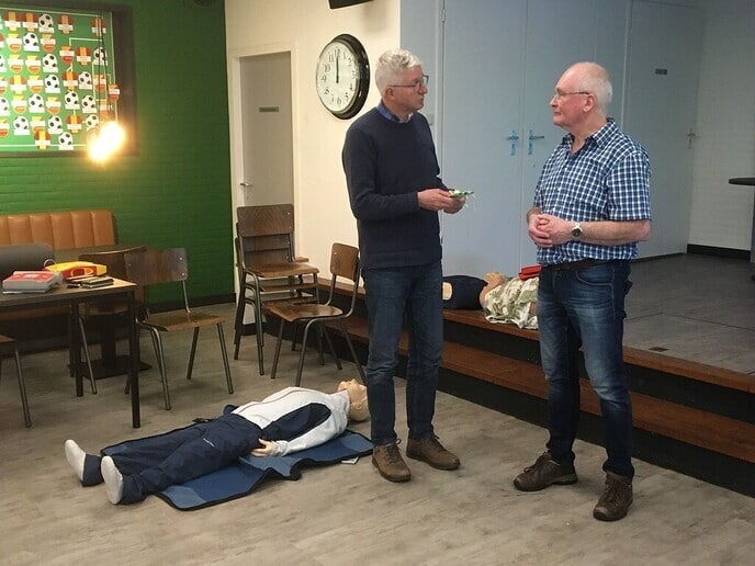 Walking Footballers leren reanimeren - Foto: Ingezonden foto
