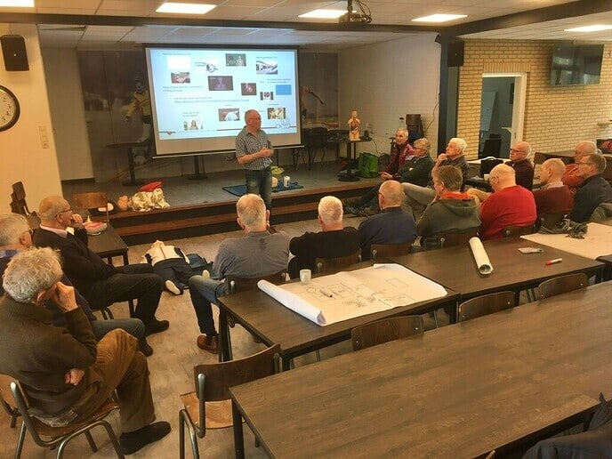 Walking Footballers leren reanimeren - Foto: Ingezonden foto