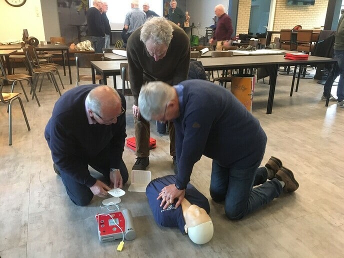 Walking Footballers leren reanimeren - Foto: Ingezonden foto