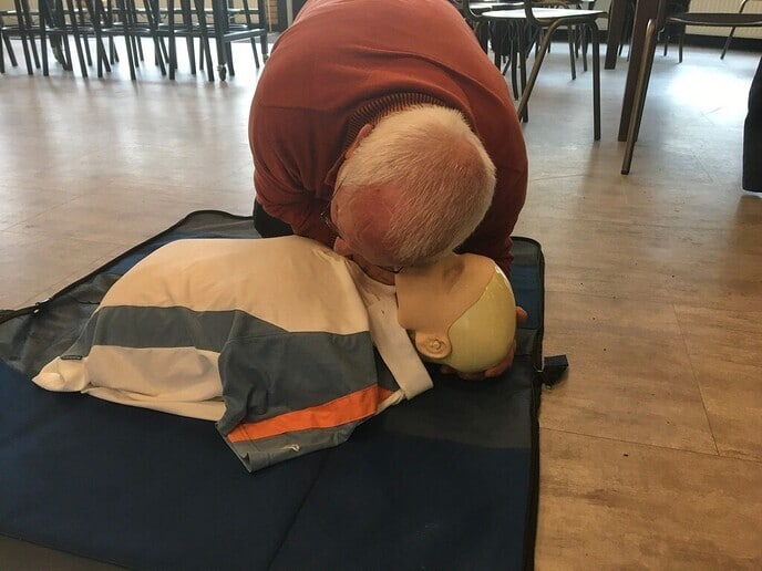 Walking Footballers leren reanimeren - Foto: Ingezonden foto