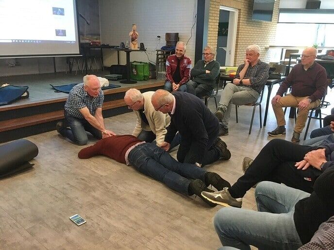 Walking Footballers leren reanimeren - Foto: Ingezonden foto