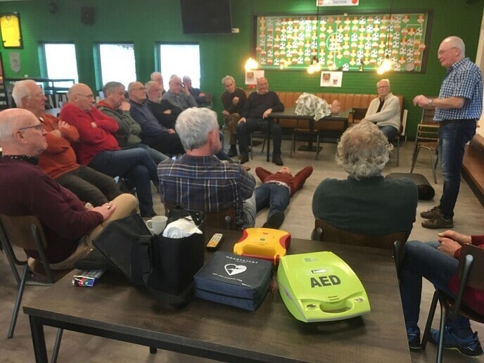 Walking Footballers leren reanimeren - Foto: Ingezonden foto