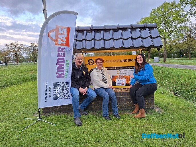 Uitreiking cheque Kindertas Dalfsen - Foto: Ingezonden foto