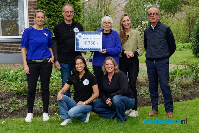 Open puzzelwedstrijd steunt Hospice Dalfsen met gift - Foto: Ingezonden foto