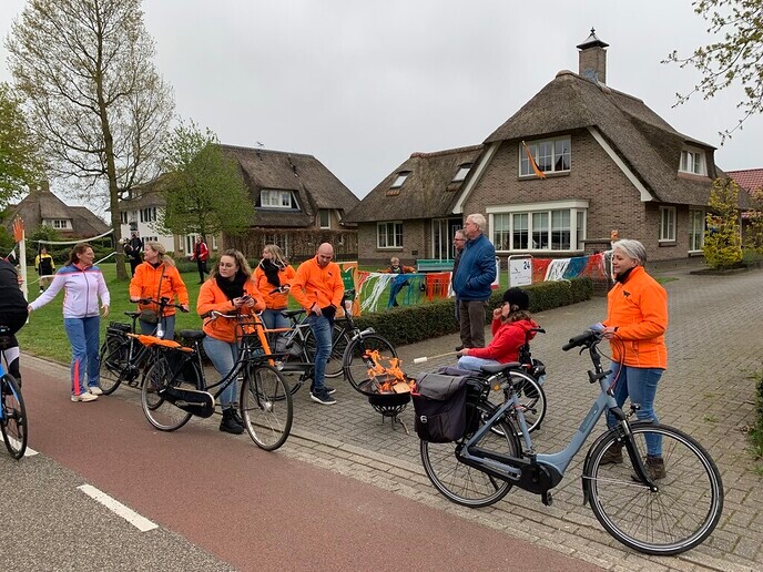 Oranjebestuur jureert Olympische straatversiering Kampmansweg - Foto: Ingezonden foto