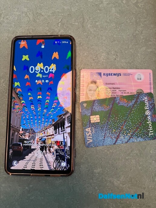 Telefoon, rijbewijs en bankkaart gevonden en terug bij eigenaar - Foto: Ingezonden foto