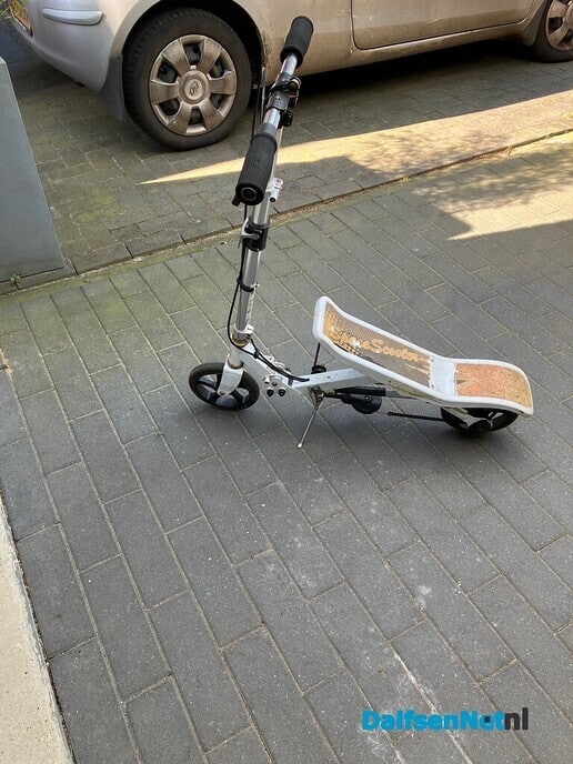 Space scooter bij de speeltuin Bruinleeuwstraat - Foto: Ingezonden foto