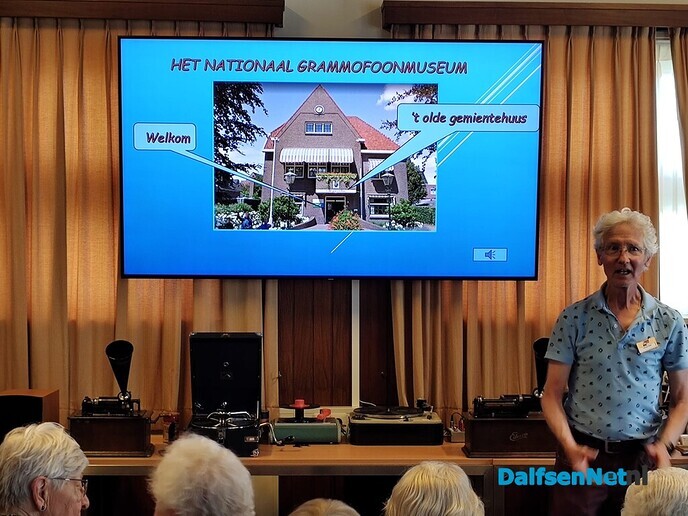 Zonnebloemgasten bezoeken museum - Foto: Ingezonden foto