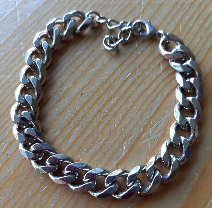 Gevonden zilverkleurige schakelarmband - Foto: Ingezonden foto