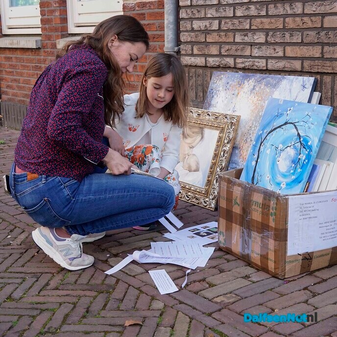 Maria Cublesan heeft expositie in vitrines van Albert Heijn Dalfsen - Foto: Paul Scholten