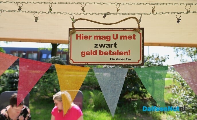 Braderie en kleedjesmarkt in de tuin bij de Barones - Foto: Johan Bokma