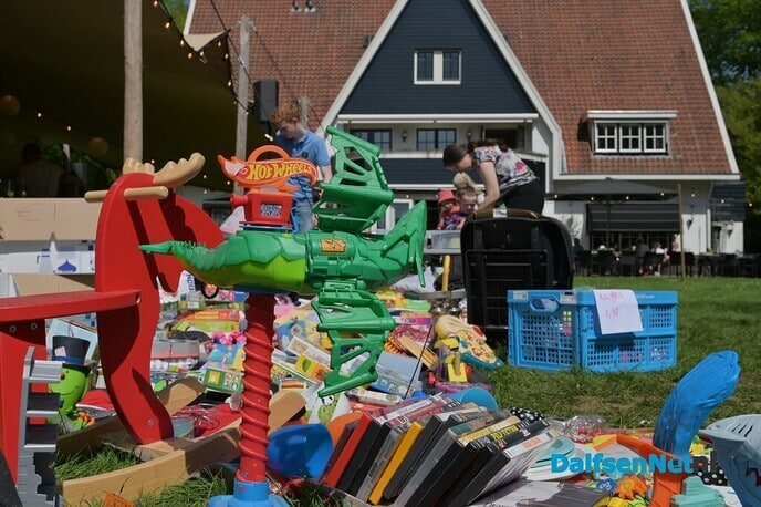 Braderie en kleedjesmarkt in de tuin bij de Barones - Foto: Johan Bokma