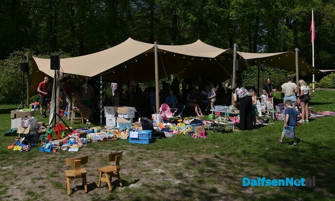 Braderie en kleedjesmarkt in de tuin bij de Barones - Foto: Johan Bokma
