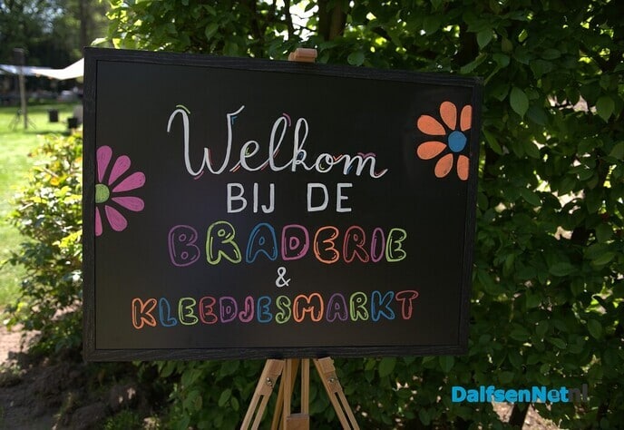 Braderie en kleedjesmarkt in de tuin bij de Barones - Foto: Johan Bokma