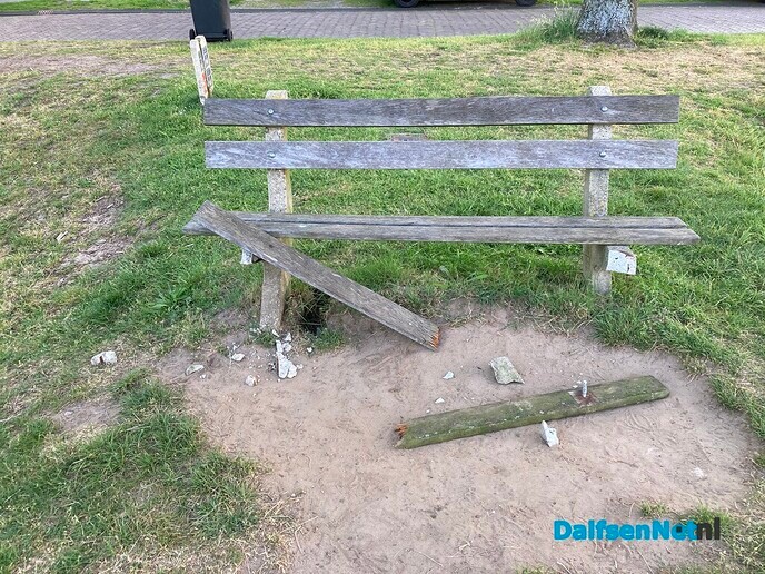 Bankje vernield in Speeltuin aan de Bruinleeuwstraat - Foto: Ingezonden foto