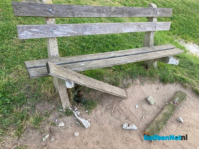 Bankje vernield in Speeltuin aan de Bruinleeuwstraat - Foto: Ingezonden foto