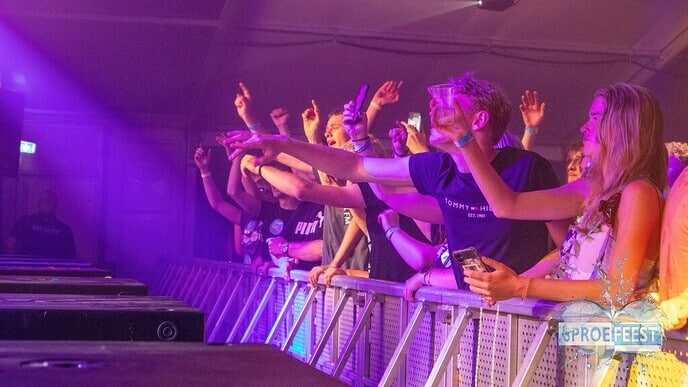 Sproeifeest, zon, gezelligheid, muziek en een geweldige sfeer