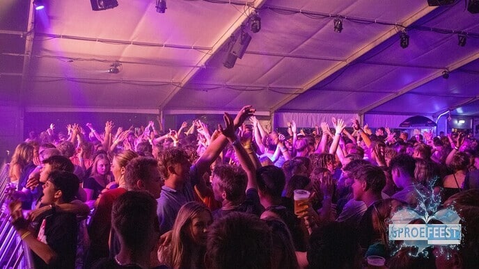 Sproeifeest, zon, gezelligheid, muziek en een geweldige sfeer