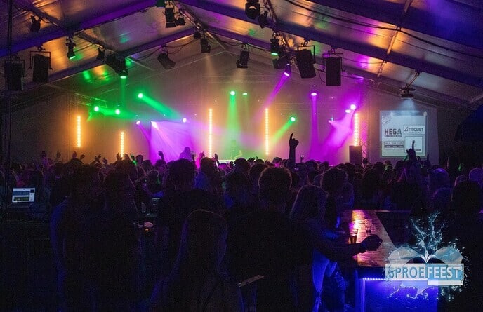 Sproeifeest, zon, gezelligheid, muziek en een geweldige sfeer