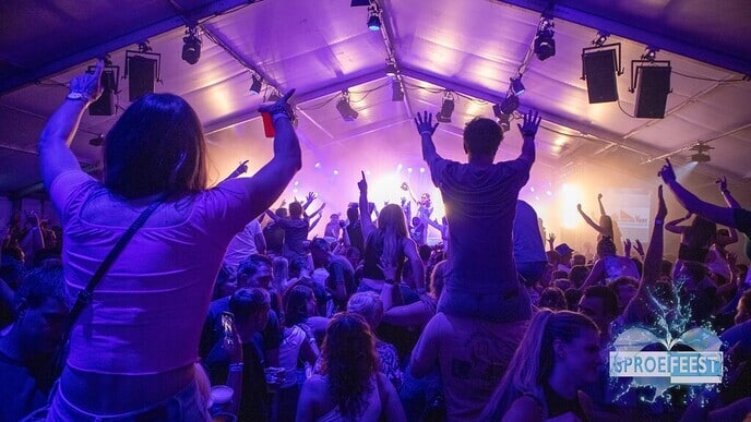 Sproeifeest, zon, gezelligheid, muziek en een geweldige sfeer