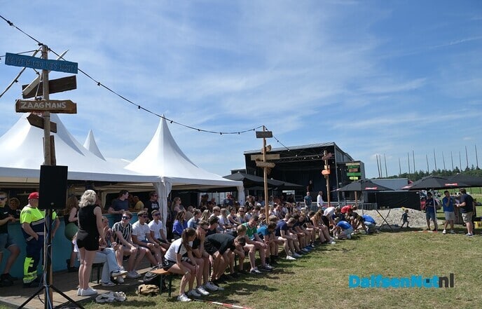 Sproeifeest, zon, gezelligheid, muziek en een geweldige sfeer - Foto: Johan Bokma