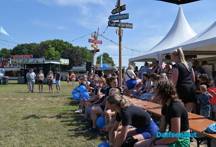 Sproeifeest, zon, gezelligheid, muziek en een geweldige sfeer - Foto: Johan Bokma