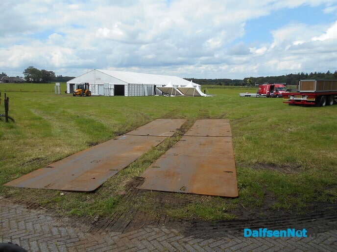 Opbouw tenten voor het sproeifeest