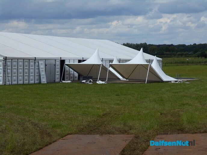 Opbouw tenten voor het sproeifeest