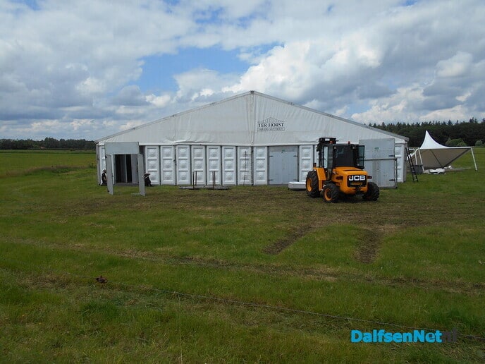 Opbouw tenten voor het sproeifeest